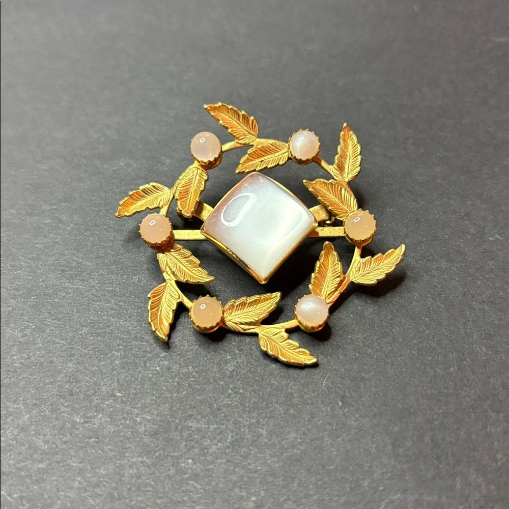 VINTAGE GOLD TONE LEAF OPAQUE CELLULOID WREATH BROOCH PIN